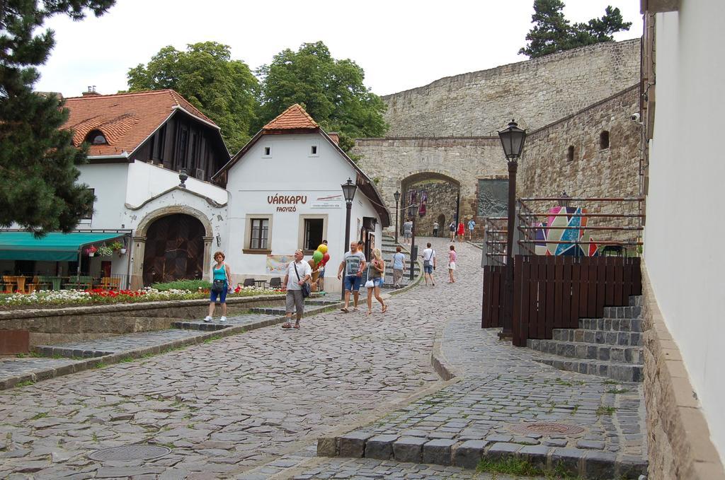 Apartman Rosé Eger Esterno foto